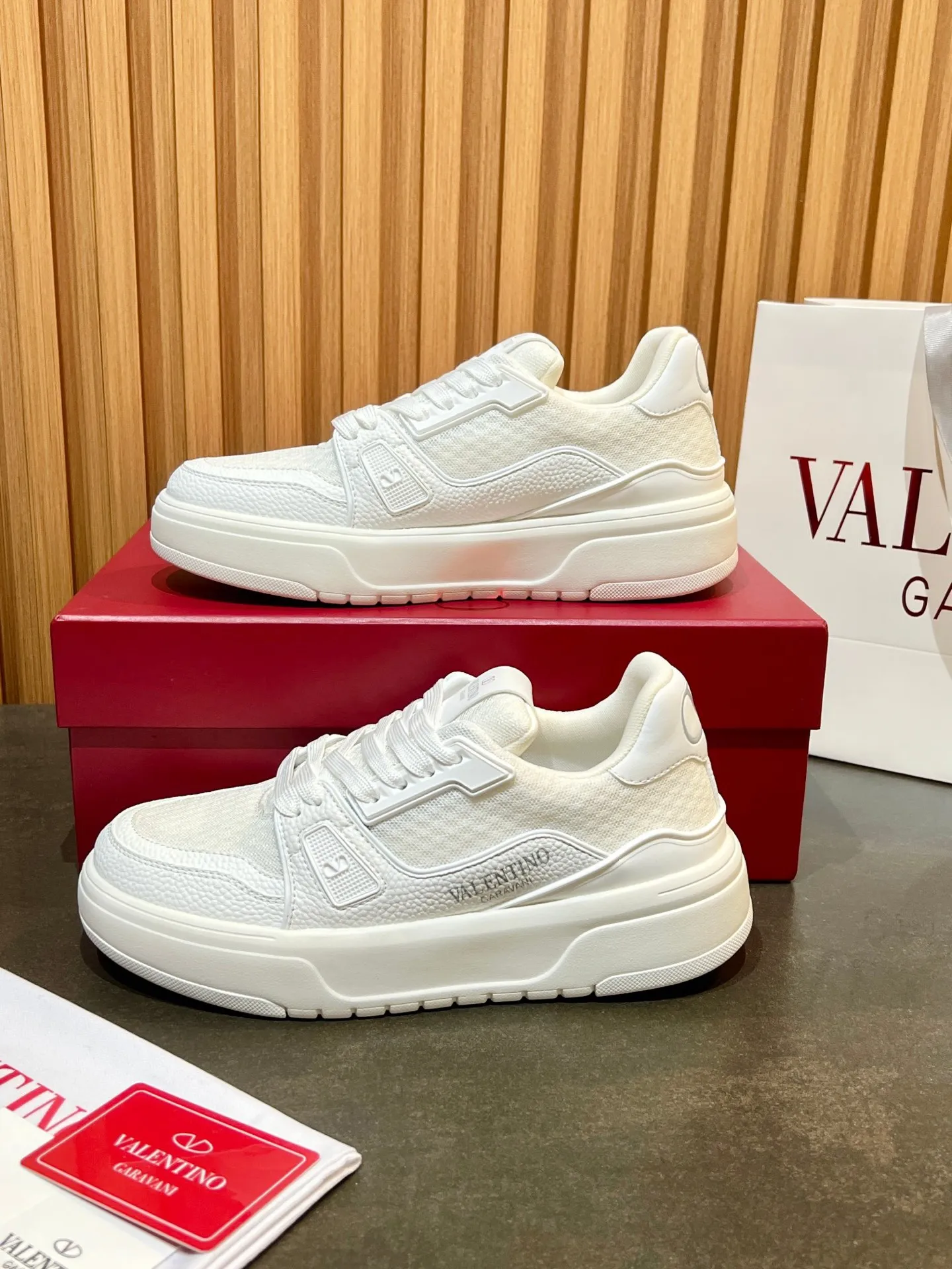 Men's men's shoes 💰640 VLNT Valentino 𝑶𝒏𝒆𝑺𝒕𝒖𝒅 Couple's sneakers series Valentino 2025 latest couple's sneakers, same style for celebrities, hot sale. Original ZP purchase and dismantling. Repeated pattern making and modification. Trying to restore 1:1 original version! Top luxury masterpiece, soft and comfortable, breathable and light, combines fashion and leisure, brings excellent and elegant texture and excellent on-foot comfort. Top purchasing version upper: imported high-end breathable mesh/original oil edge craftsmanship. Inner: imported mesh. Outsole: original development 𝐓𝐏𝐔 two-color combination outsole. Packaging: original configuration complete package. Code number: 35/44 (customized 45 46). Can be customized (self-labeled - no label) order.